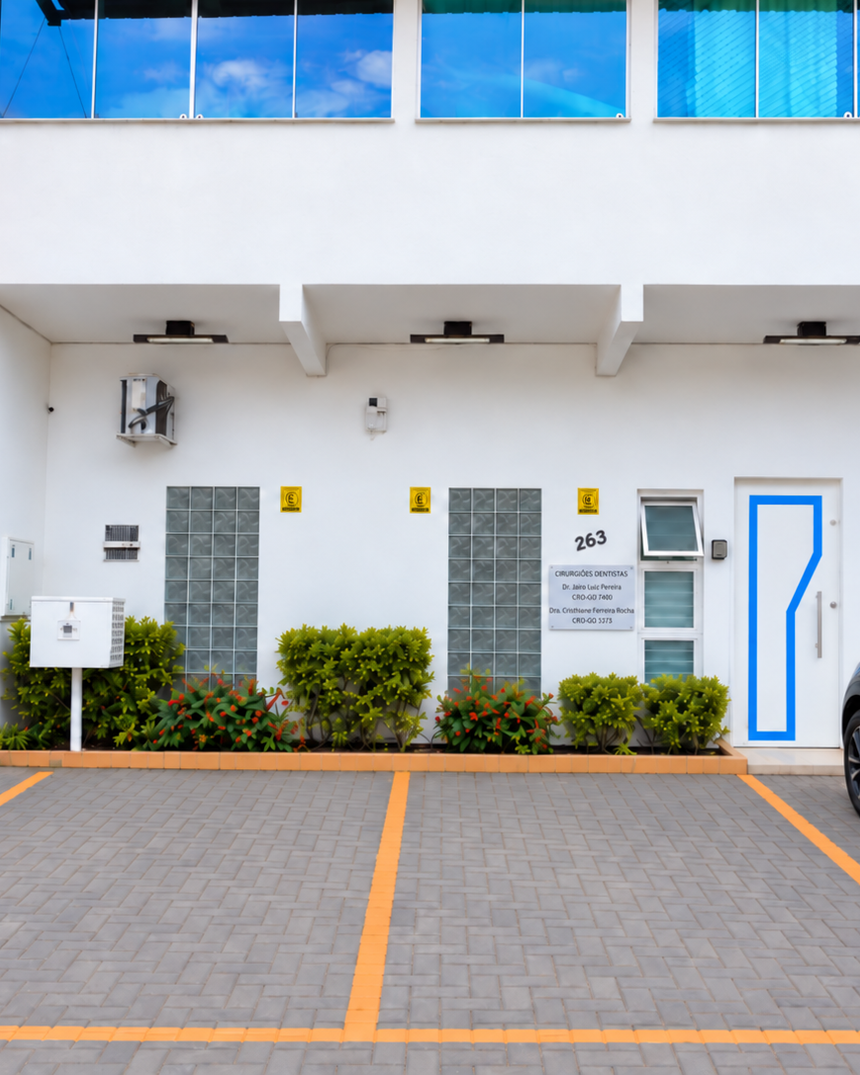 Entrada da JC Odontologia Especializada, na Rua C-236, Qd. 553, Lt. 15, Jardim América, com a placa dos cirurgiões-dentistas Dr. Jairo Luiz Pereira, CRO-GO 7400, e Dra. Cristhiane Ferreira Rocha, CRO-GO 3373.
